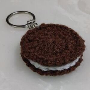 🆕 Handcrafted Crochet Chocolate Sandwich Cookie Keychain - Brown & White
